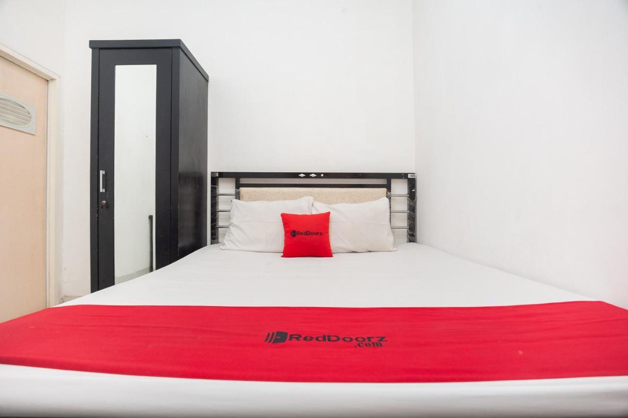 Reddoorz Syariah Near Grand Galaxy Park Hotel Ceger Екстериор снимка