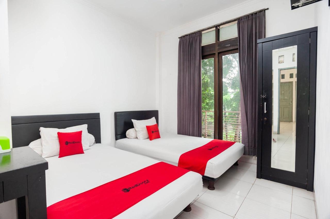 Reddoorz Syariah Near Grand Galaxy Park Hotel Ceger Екстериор снимка
