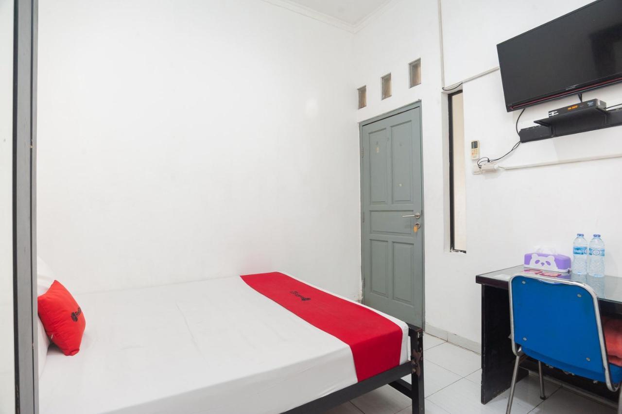 Reddoorz Syariah Near Grand Galaxy Park Hotel Ceger Екстериор снимка