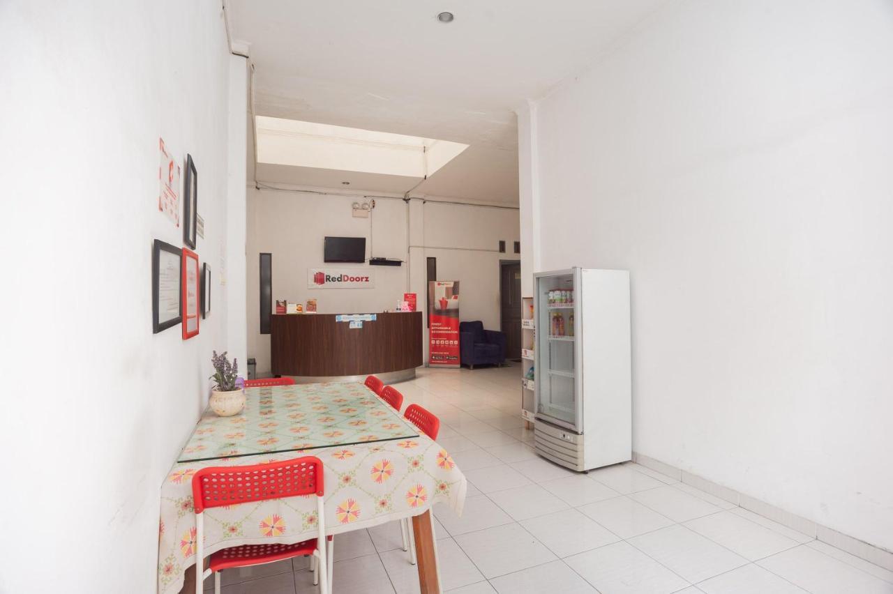 Reddoorz Syariah Near Grand Galaxy Park Hotel Ceger Екстериор снимка
