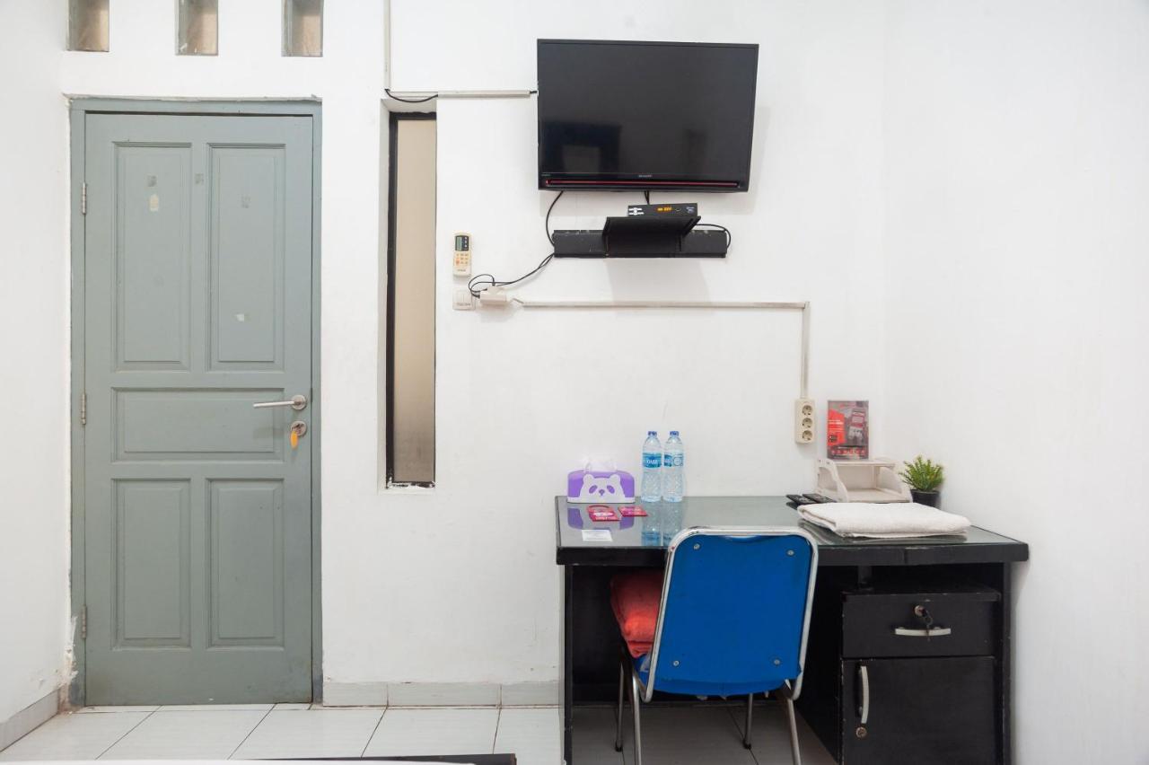 Reddoorz Syariah Near Grand Galaxy Park Hotel Ceger Екстериор снимка
