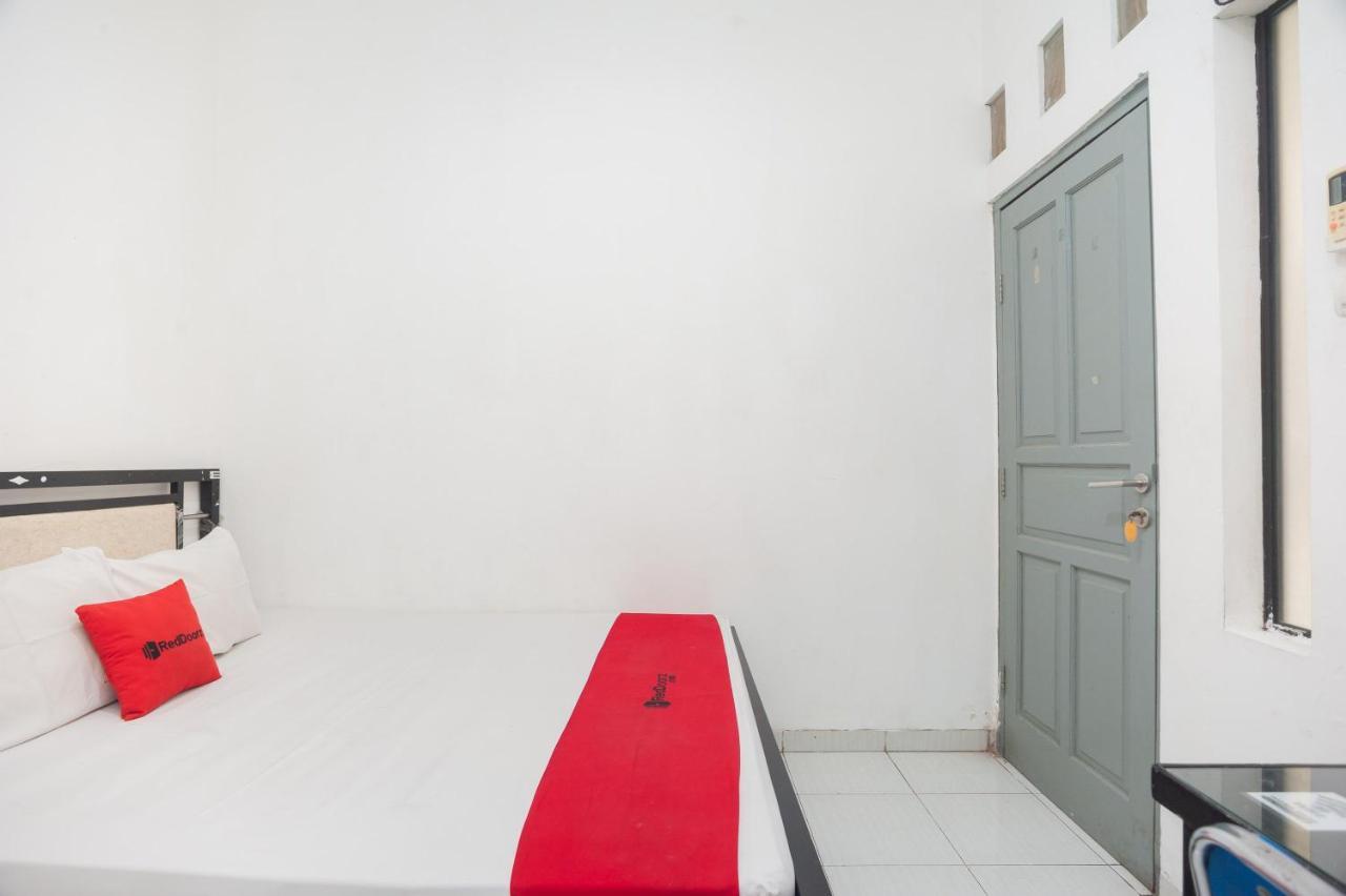 Reddoorz Syariah Near Grand Galaxy Park Hotel Ceger Екстериор снимка