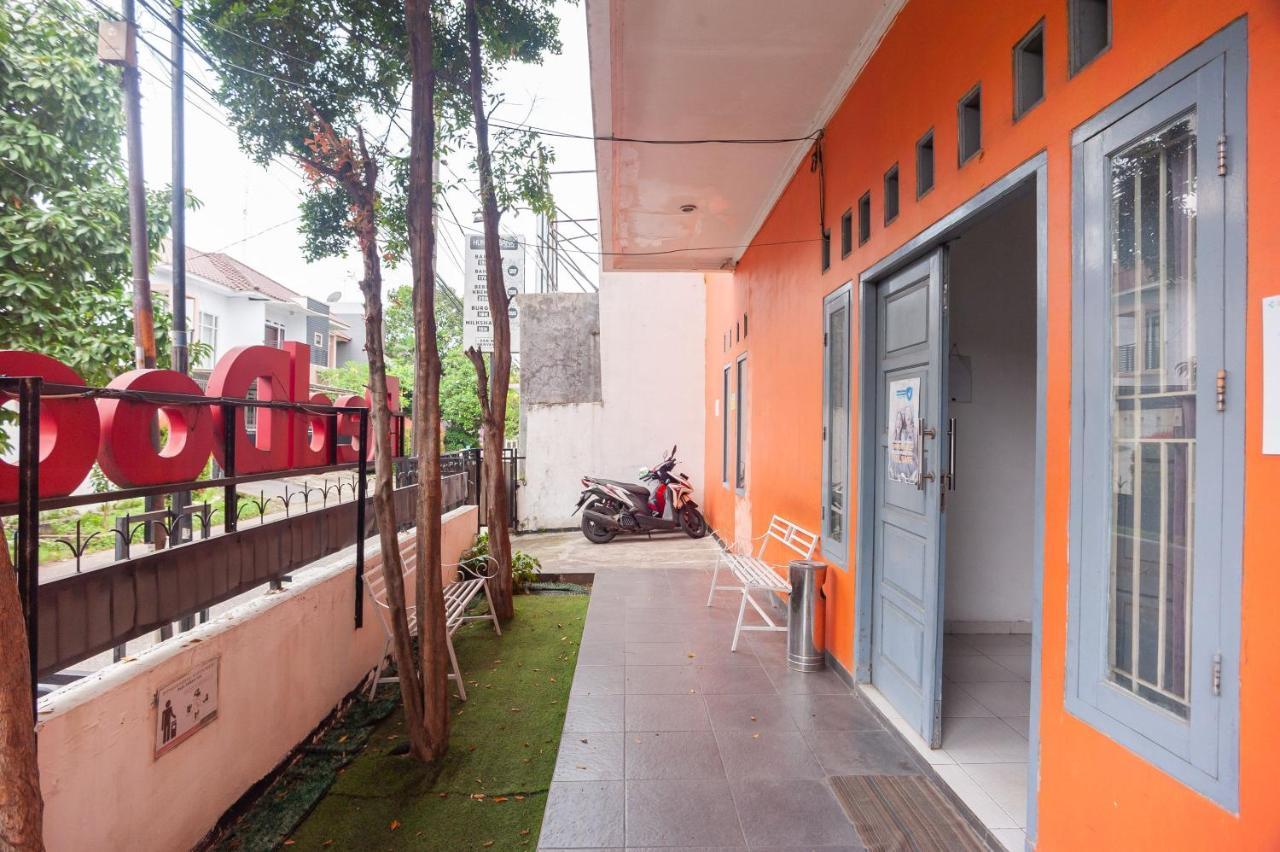 Reddoorz Syariah Near Grand Galaxy Park Hotel Ceger Екстериор снимка