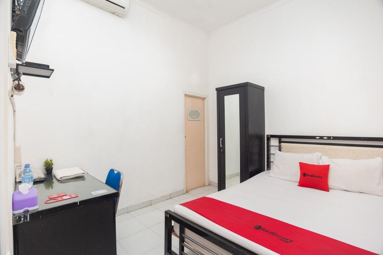 Reddoorz Syariah Near Grand Galaxy Park Hotel Ceger Екстериор снимка