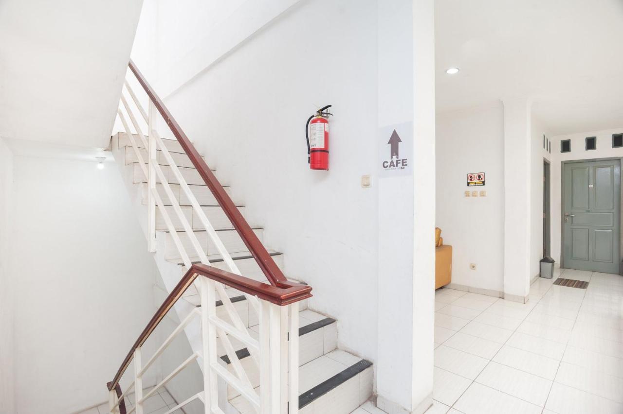 Reddoorz Syariah Near Grand Galaxy Park Hotel Ceger Екстериор снимка