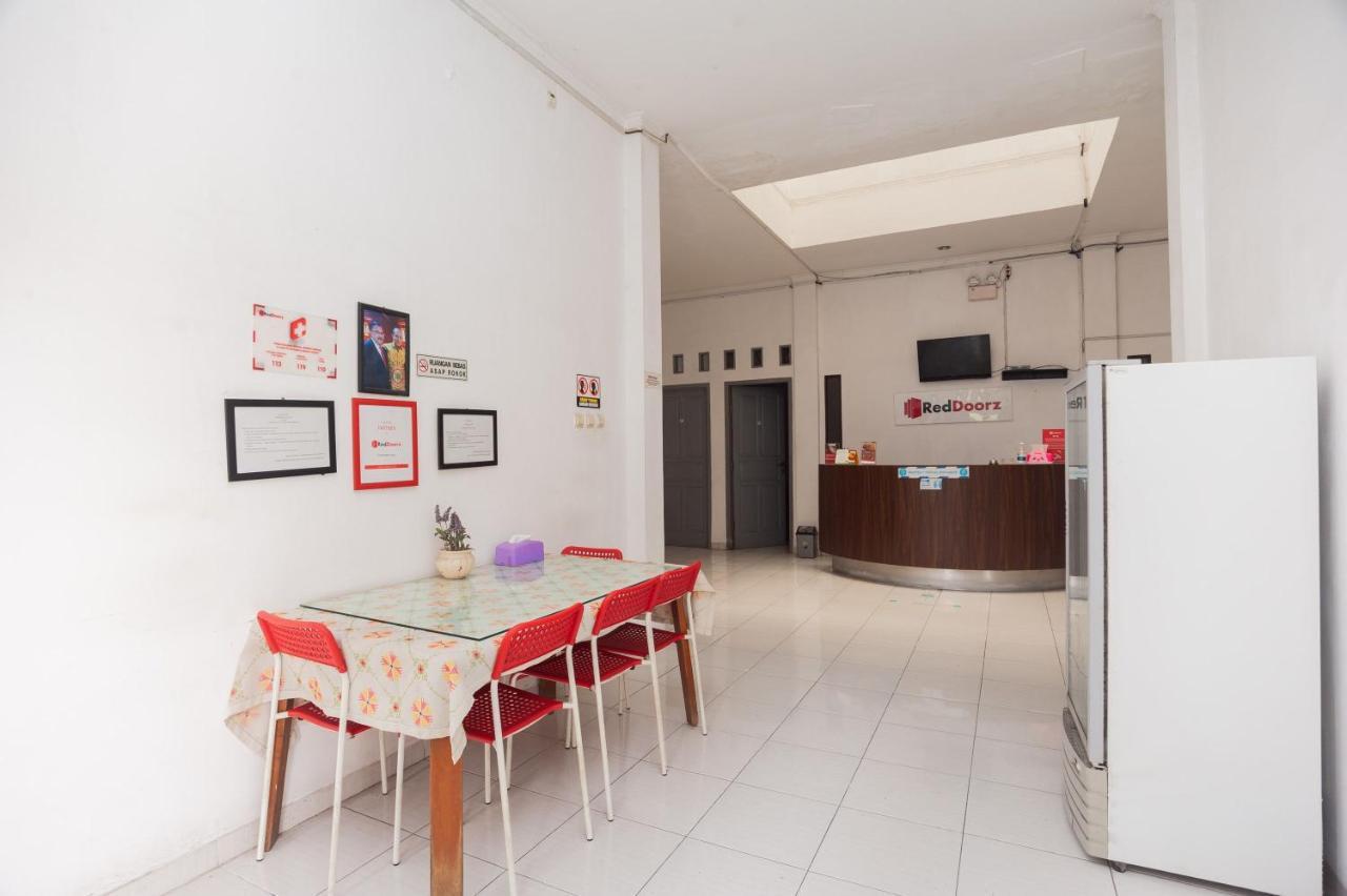 Reddoorz Syariah Near Grand Galaxy Park Hotel Ceger Екстериор снимка