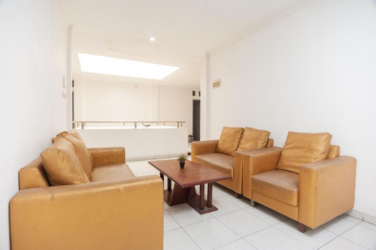 Reddoorz Syariah Near Grand Galaxy Park Hotel Ceger Екстериор снимка