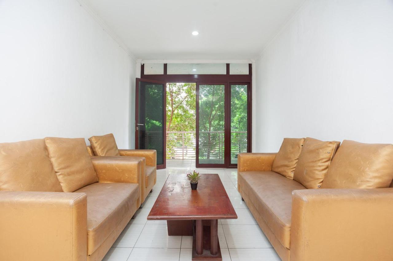 Reddoorz Syariah Near Grand Galaxy Park Hotel Ceger Екстериор снимка