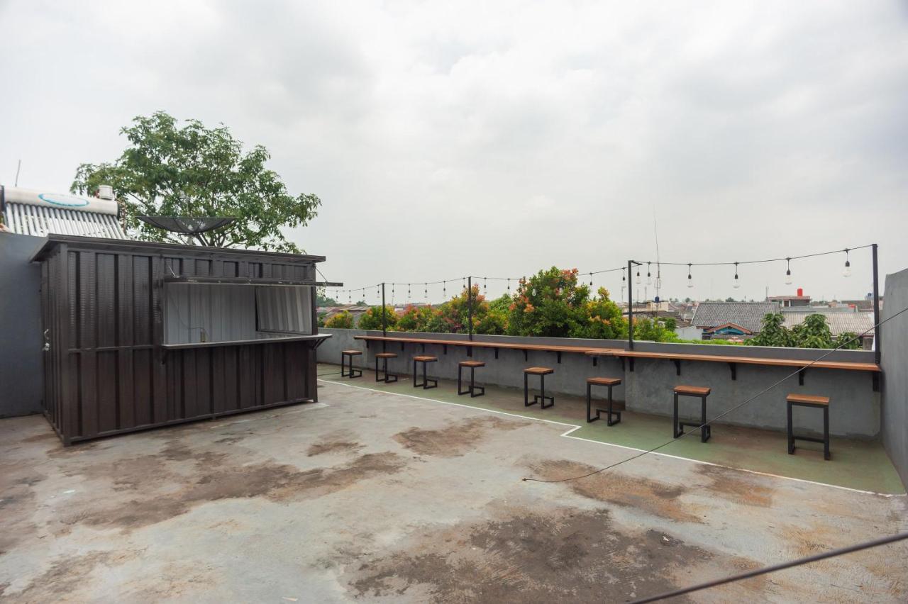 Reddoorz Syariah Near Grand Galaxy Park Hotel Ceger Екстериор снимка