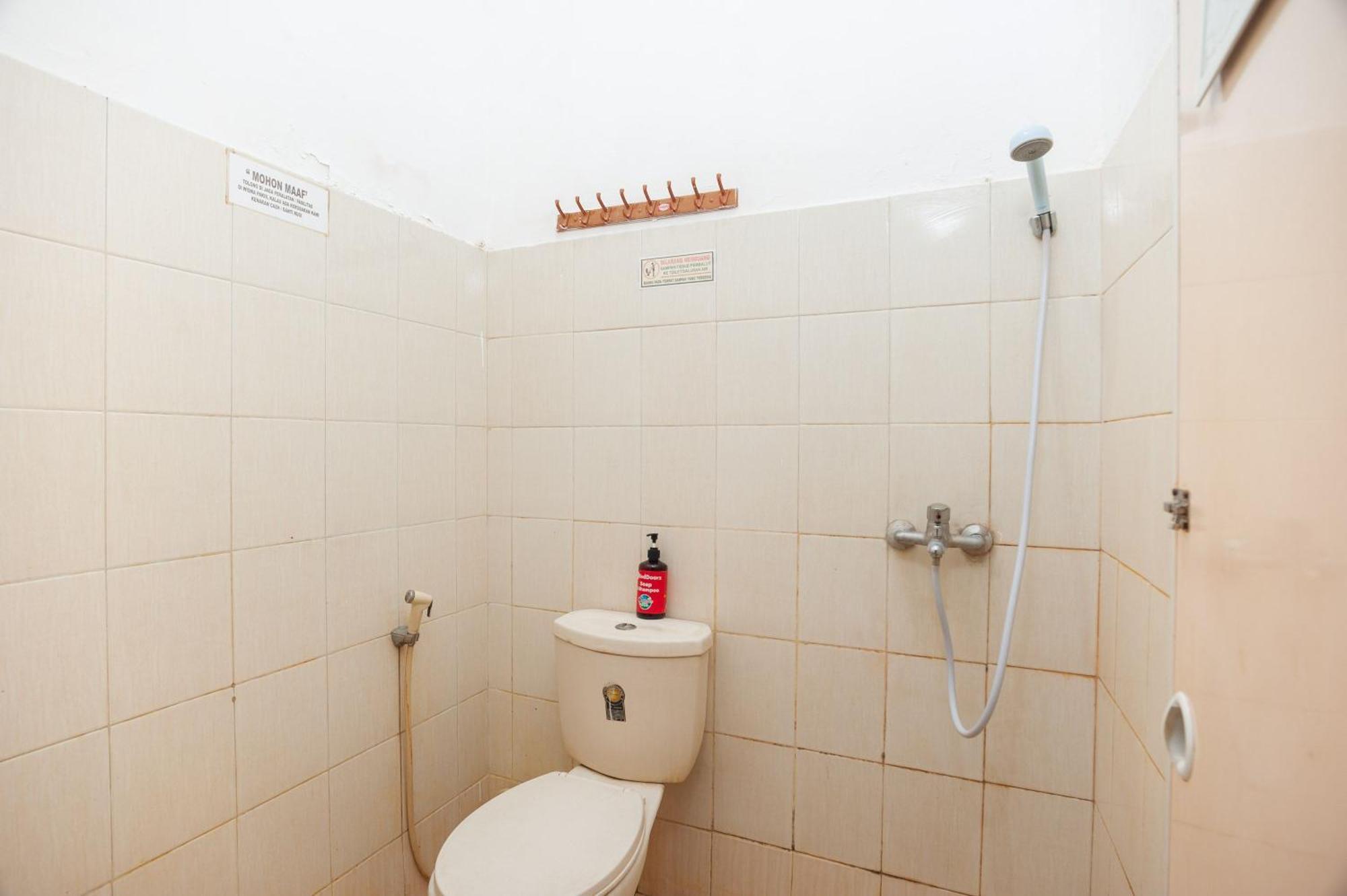 Reddoorz Syariah Near Grand Galaxy Park Hotel Ceger Стая снимка