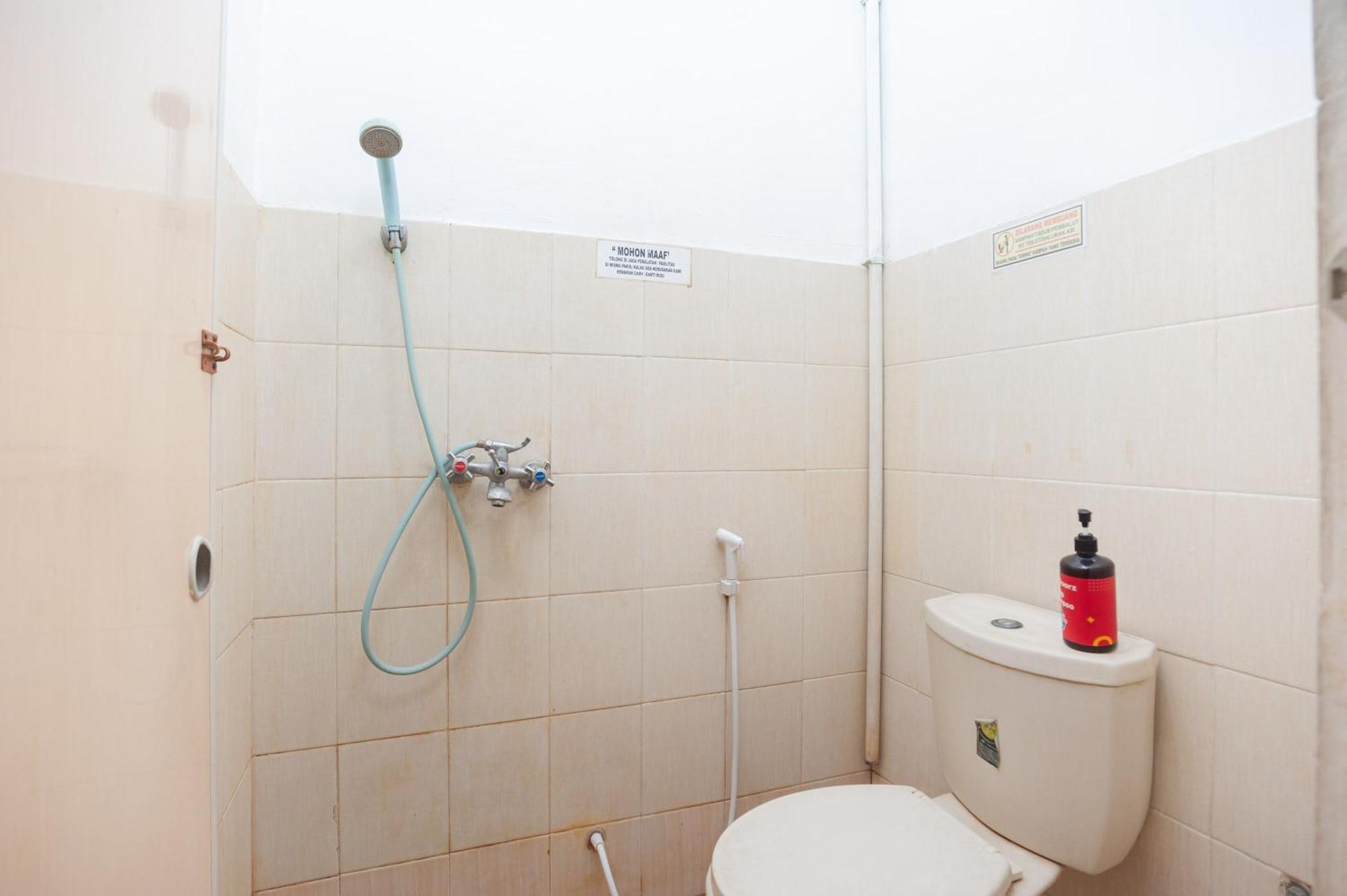 Reddoorz Syariah Near Grand Galaxy Park Hotel Ceger Стая снимка